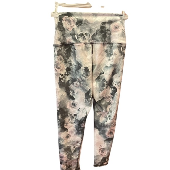 Roses and skulls leggings, size small - Picture 4 of 6